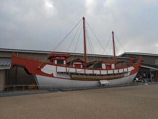 平城京歴史館前の遣唐使船のレプリカ