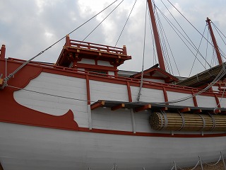 平城京歴史館前の遣唐使船のレプリカ